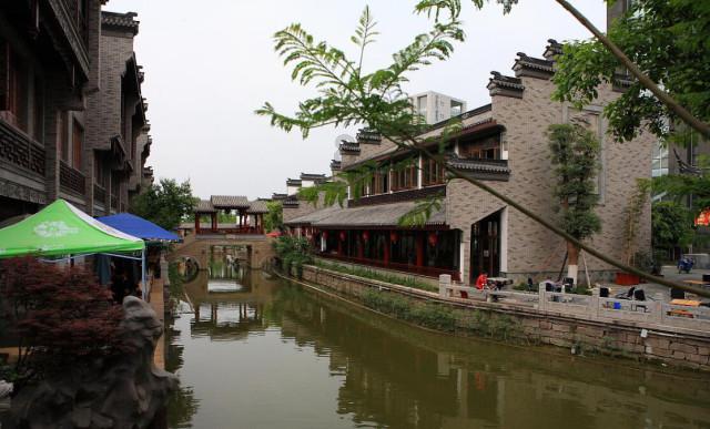 驱车百里 法护绿水青山